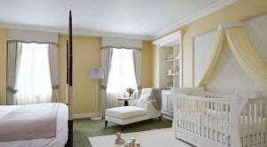 Спальня с детской кроваткой — фото примеры и рекомендации оформления Кроме стандартных классических моделей кроваток существуют